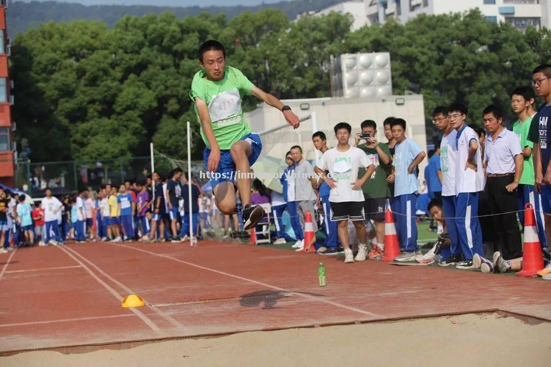 赛场上球员奋发向前，不畏艰难